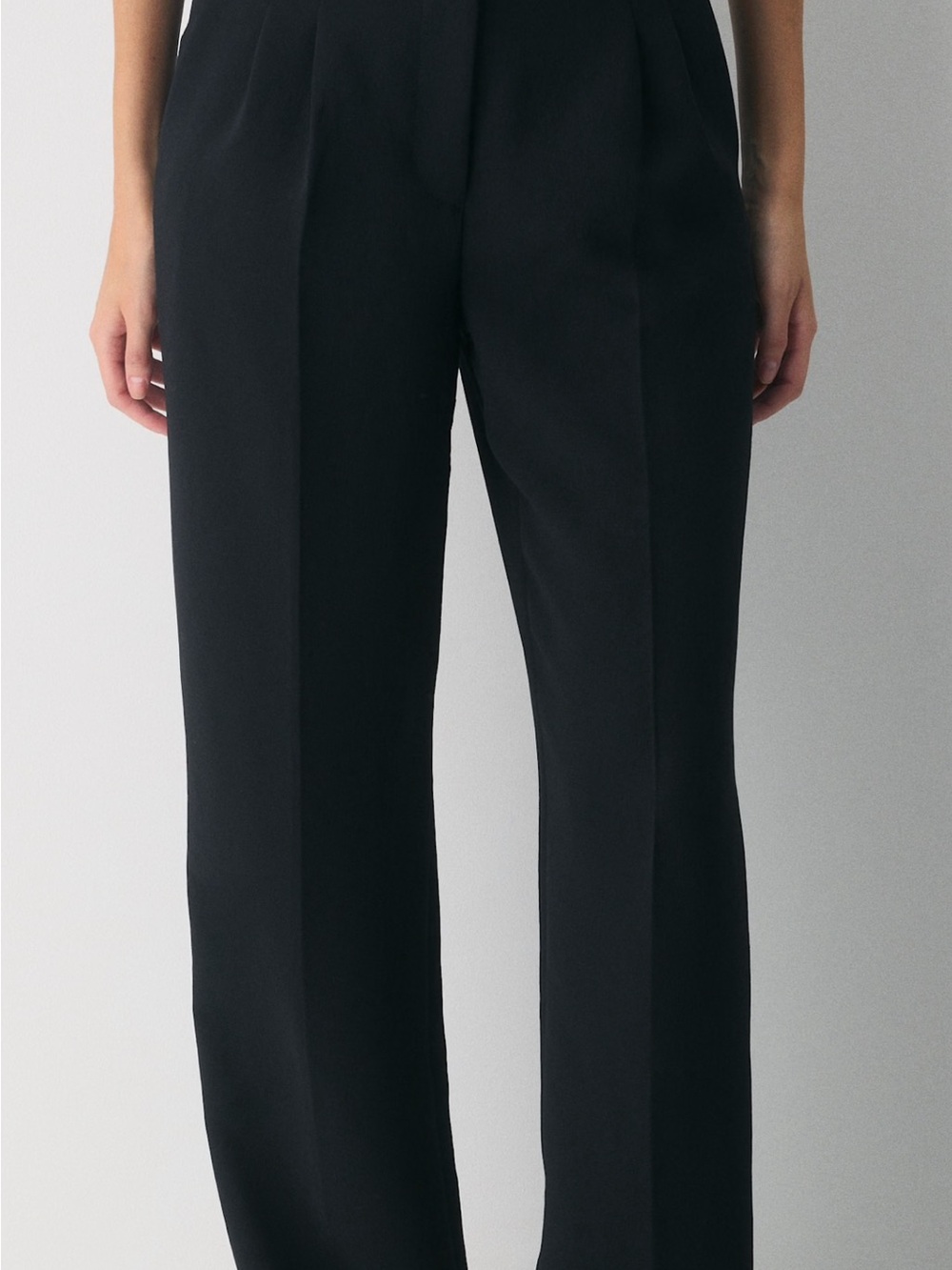 Aritzia Effortless black crepette (10-short)